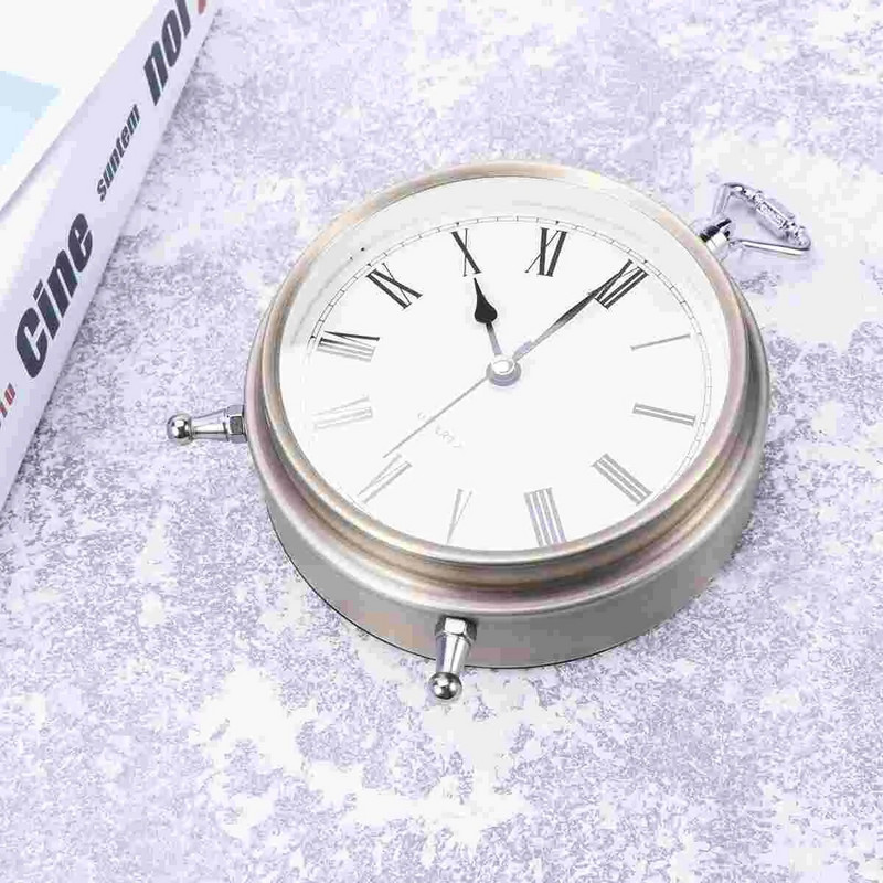 Metallist äratuskell Rooma numbritega laud voodi kõrval vaikne äratuskell ilma