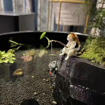 Фигурка за риболов на котки Котешка скулптура Седнала риболовна малка сладка котка Орнамент от смола Декоративно обзавеждане за дома на аквариума