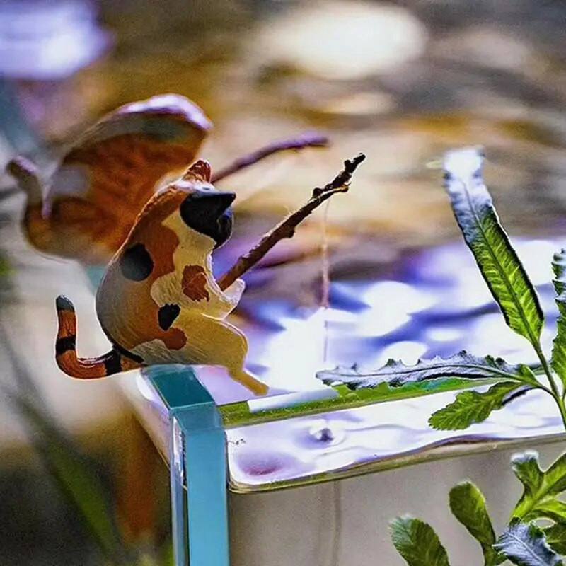 Kassid kalastavad kujukesi Kassi skulptuur istuv kalapüük Väike armas kassivaigust kaunistus Dekoratiivne sisustus akvaariumi kodu jaoks