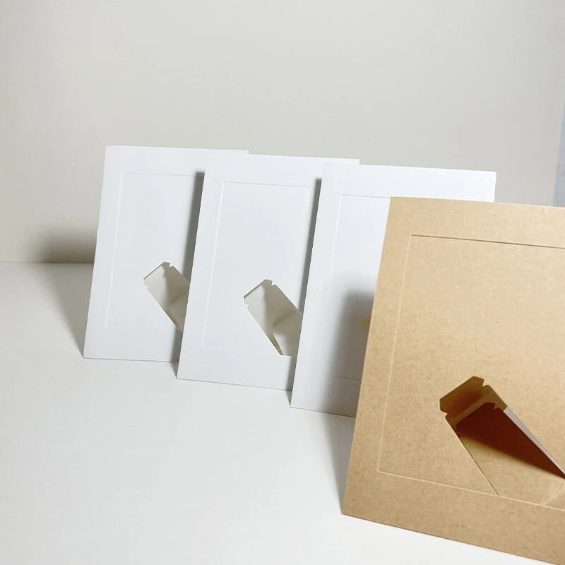 Paberist pildiraamid vahetükkide jaoks, raske kartongist pildiraam molbertiga, seisvad paberraamid