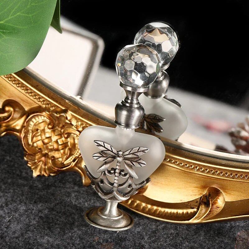 Decor Sticla din sticlă mată de epocă Metal Dragonfly în formă de inimă Recipient de parfum gol de 5 ml Capac de cristal cu ornament pentru cutie cadou