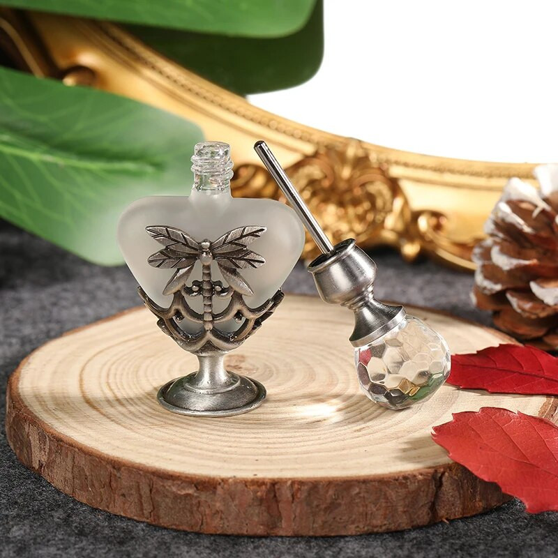 Decor Sticla din sticlă mată de epocă Metal Dragonfly în formă de inimă Recipient de parfum gol de 5 ml Capac de cristal cu ornament pentru cutie cadou