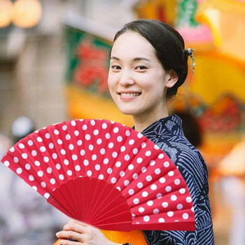 Пластмасов сгъваем вентилатор Китайски японски модел на точки Art Craft Подарък за декорация на дома Орнаменти Танцов ръчен вентилатор Подаръци Декор