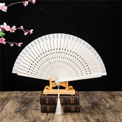 Spanyol fa összecsukható ventilátor tiszta színű üreges faragott legyező bordák táncoló legyező női ajándék otthon nappali dekoráció piros fehér sárga ventilátor