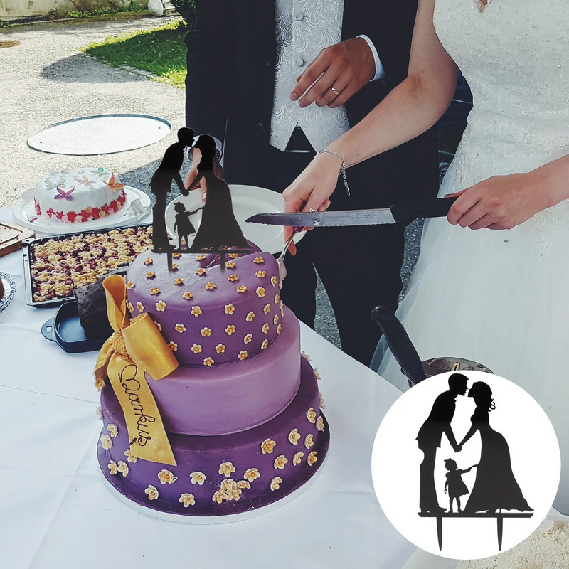 Pruut ja peigmees suudlevad käsikäes akrüülist pulmatordikatted Paari silueti aastapäeva koogipea