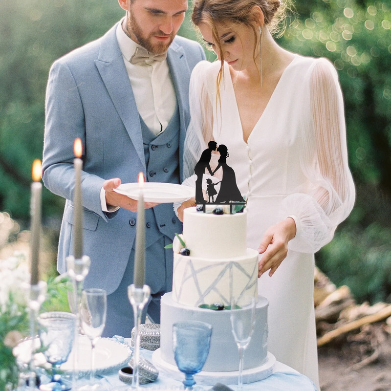 Pruut ja peigmees suudlevad käsikäes akrüülist pulmatordikatted Paari silueti aastapäeva koogipea