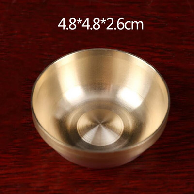 Vasest tiibeti kaussi Buddha jüngrid varustavad vett meditatsiooniga mini messingist tassi kodu kirjutuslaua sisekujundus