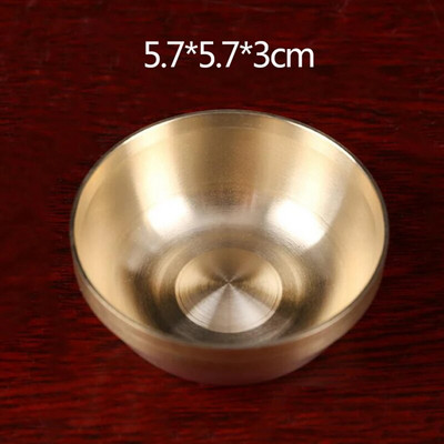 Vasest tiibeti kaussi Buddha jüngrid varustavad vett meditatsiooniga mini messingist tassi kodu kirjutuslaua sisekujundus