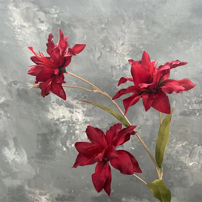 Dirbtinės gėlės 3 galvutės Mažos lelijos plėvelės modeliavimas Gėlė Netikros gėlės Žali augalai Vestuvių šventė Šilkinė gėlė 2023 m.