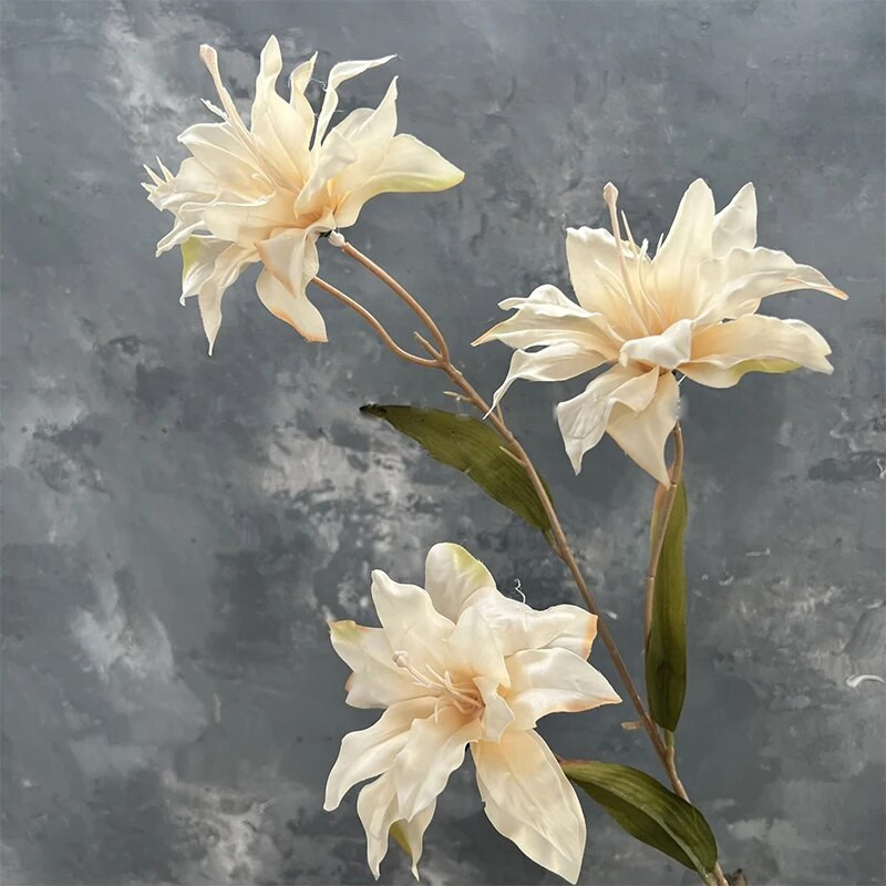 Dirbtinės gėlės 3 galvutės Mažos lelijos plėvelės modeliavimas Gėlė Netikros gėlės Žali augalai Vestuvių šventė Šilkinė gėlė 2023 m.