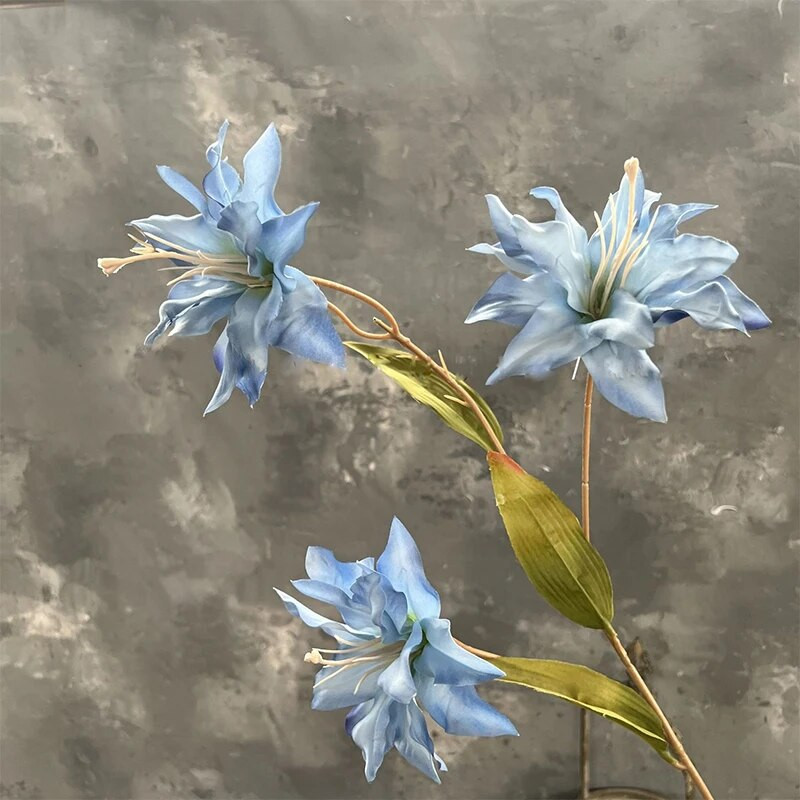 Dirbtinės gėlės 3 galvutės Mažos lelijos plėvelės modeliavimas Gėlė Netikros gėlės Žali augalai Vestuvių šventė Šilkinė gėlė 2023 m.