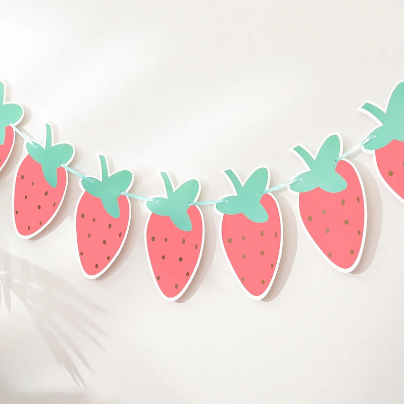 1PC Petrecerea aniversară este decorată cu căpșuni și steaguri.