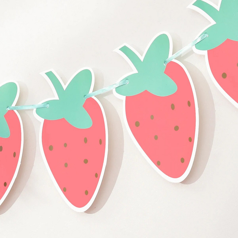 1PC Petrecerea aniversară este decorată cu căpșuni și steaguri.