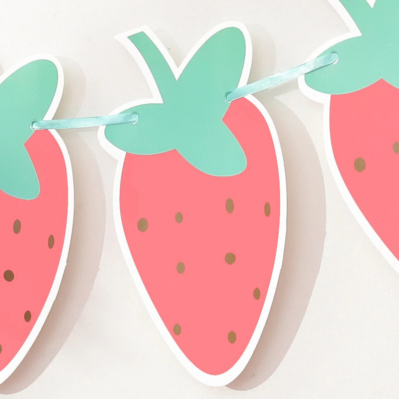 1PC Petrecerea aniversară este decorată cu căpșuni și steaguri.