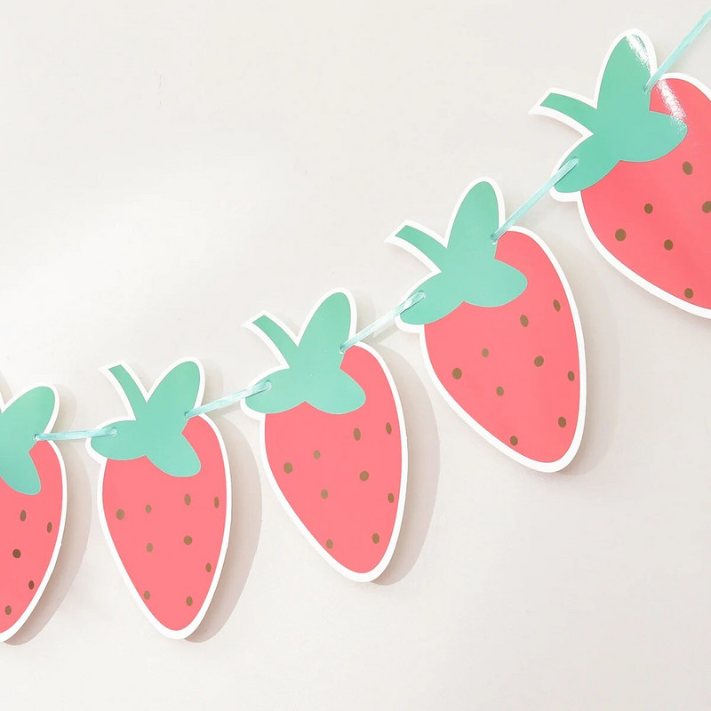 1PC Petrecerea aniversară este decorată cu căpșuni și steaguri.