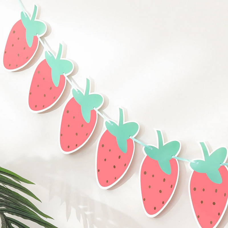 1PC Petrecerea aniversară este decorată cu căpșuni și steaguri.