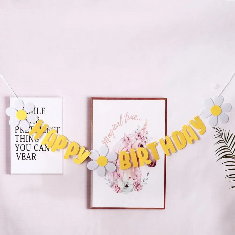 Dzeltens reklāmkarogs daudz laimes dzimšanas dienā