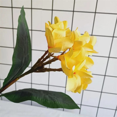 Üks siidist pika varrega Frangipani lilleoksa simulatsioon Plumeria Rubra kodupulmade keskseteks dekoratiivseteks lilledega kaunistuseks