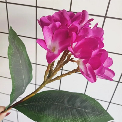 Üks siidist pika varrega Frangipani lilleoksa simulatsioon Plumeria Rubra kodupulmade keskseteks dekoratiivseteks lilledega kaunistuseks
