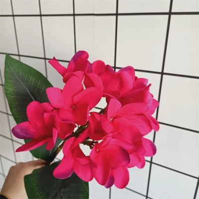 Üks siidist pika varrega Frangipani lilleoksa simulatsioon Plumeria Rubra kodupulmade keskseteks dekoratiivseteks lilledega kaunistuseks