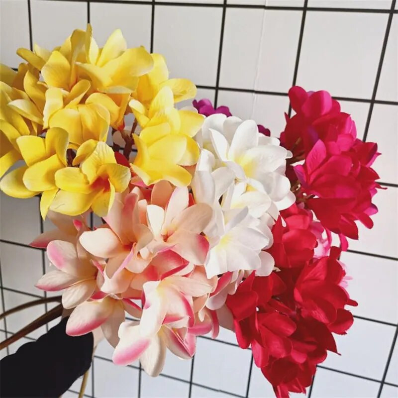 Üks siidist pika varrega Frangipani lilleoksa simulatsioon Plumeria Rubra kodupulmade keskseteks dekoratiivseteks lilledega kaunistuseks