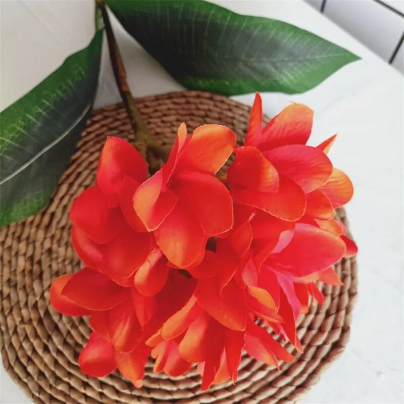 Üks siidist pika varrega Frangipani lilleoksa simulatsioon Plumeria Rubra kodupulmade keskseteks dekoratiivseteks lilledega kaunistuseks