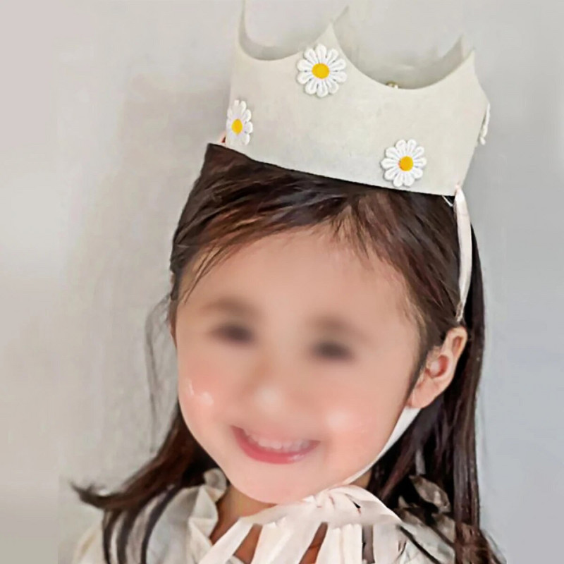 1 db Kis átlátszó fehér százszorszép korona korona születésnapi sapka nem szőtt születésnapi parti ruha sapka aranyos virág dekoráció