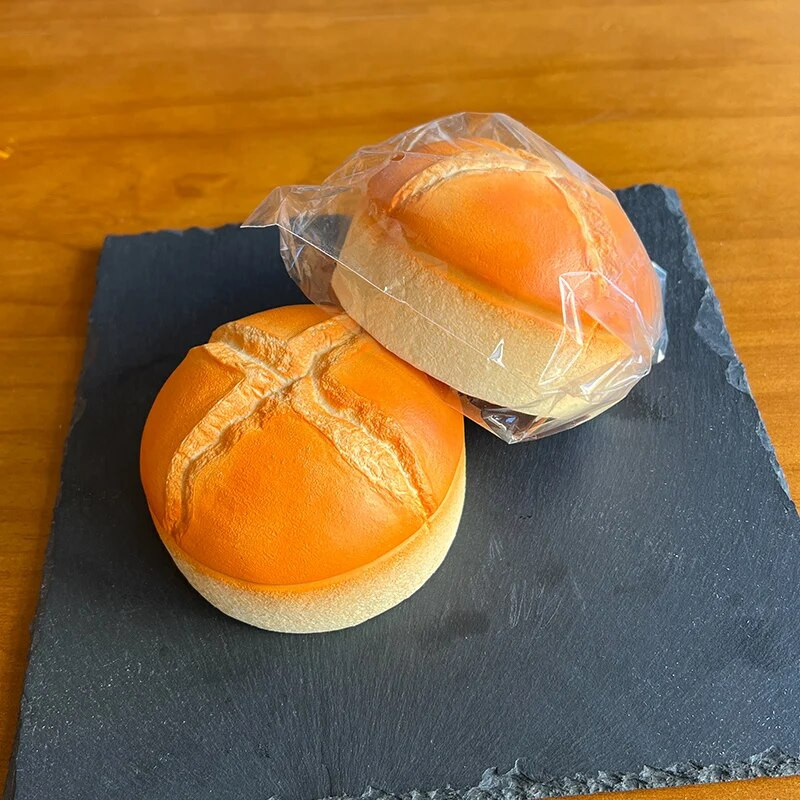 Armas maasikaröstsai, leiva-stressi leevendaja, aeglaselt kerkiv kreem, lõhnav dekompressioonravim, kingituseks mõeldud mänguasjad.