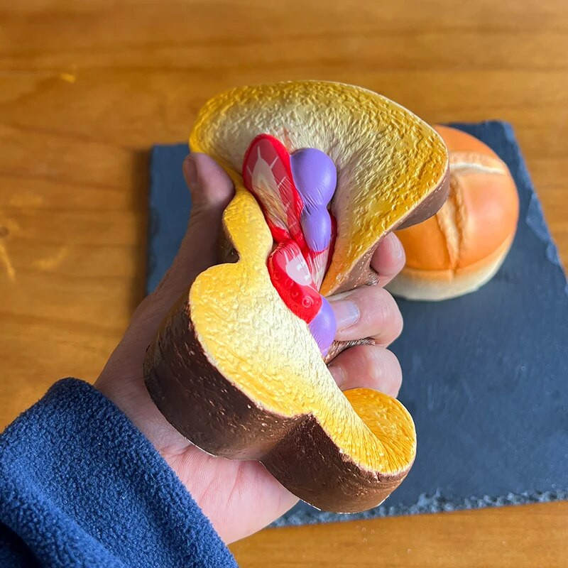 Armas maasikaröstsai, leiva-stressi leevendaja, aeglaselt kerkiv kreem, lõhnav dekompressioonravim, kingituseks mõeldud mänguasjad.