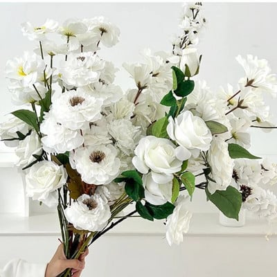 Balti mākslīgie ziedi ar baltu tēmu izšūti bumbu rozes Kāzu zāles dekorēšana ziedu izkārtojums Ceļvedis Ziedi