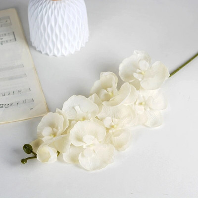 Valged kunstlilled valge teemaga Tikitud pallroosid Pulmasaali kaunistus Lilleseade Teejuhililled