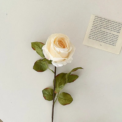 Valged kunstlilled valge teemaga Tikitud pallroosid Pulmasaali kaunistus Lilleseade Teejuhililled