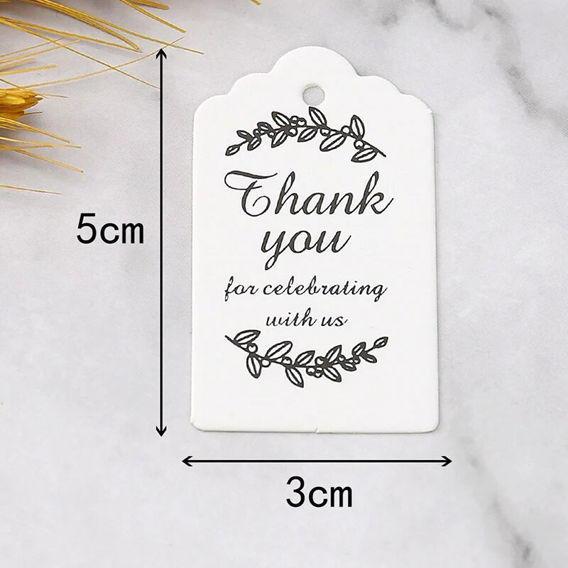 50 db Köszönjük, hogy velünk ünnepelt Kártya Csomagolás Dekoráció Esküvői Vendég Ajándék Születésnapi Party Barkács címkék 3x5cm Papír Címkék