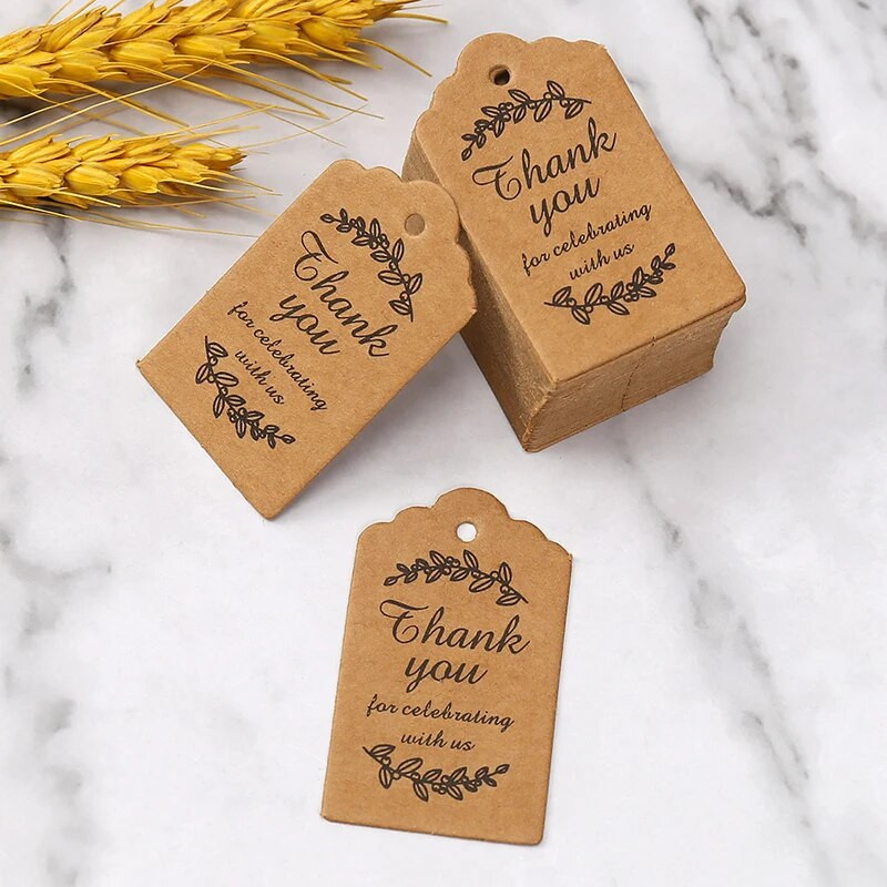 50 db Köszönjük, hogy velünk ünnepelt Kártya Csomagolás Dekoráció Esküvői Vendég Ajándék Születésnapi Party Barkács címkék 3x5cm Papír Címkék