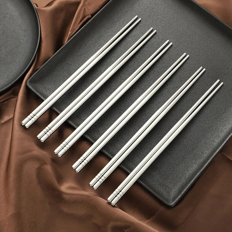 2–5 poros kiniškų metalinių lazdelių, skirtų buitiniams aukštai temperatūrai, sterilizuojamiems neslidiems nerūdijančio plieno valgomųjų lazdelių virtuvės priedai