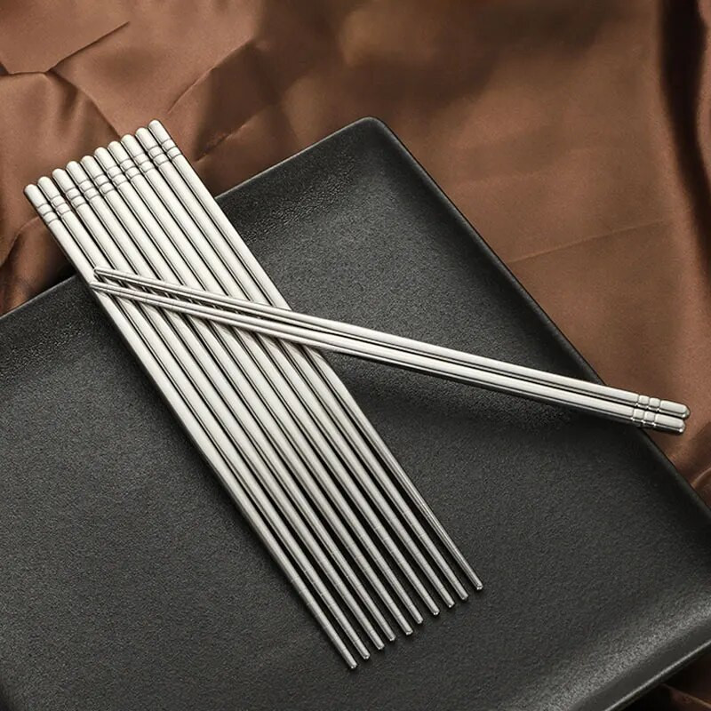 2–5 poros kiniškų metalinių lazdelių, skirtų buitiniams aukštai temperatūrai, sterilizuojamiems neslidiems nerūdijančio plieno valgomųjų lazdelių virtuvės priedai