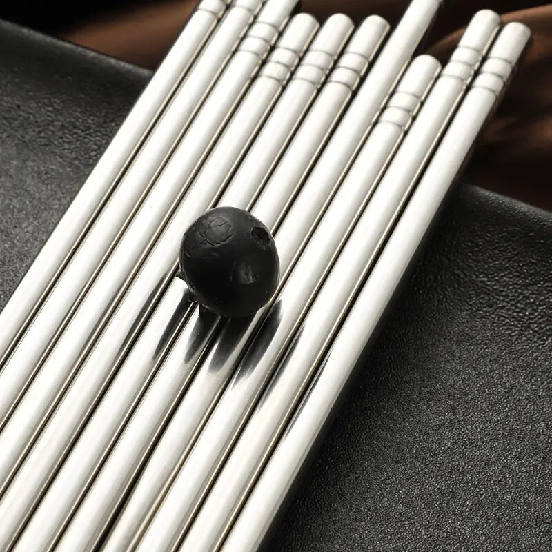 2–5 poros kiniškų metalinių lazdelių, skirtų buitiniams aukštai temperatūrai, sterilizuojamiems neslidiems nerūdijančio plieno valgomųjų lazdelių virtuvės priedai