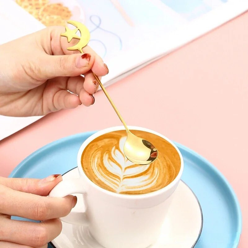 304 rozsdamentes acél kávéskanál Lovely Golden Star Moon keverő kanalak teáskanál gyümölcs desszert torta kanál Villa kávézó kiegészítők