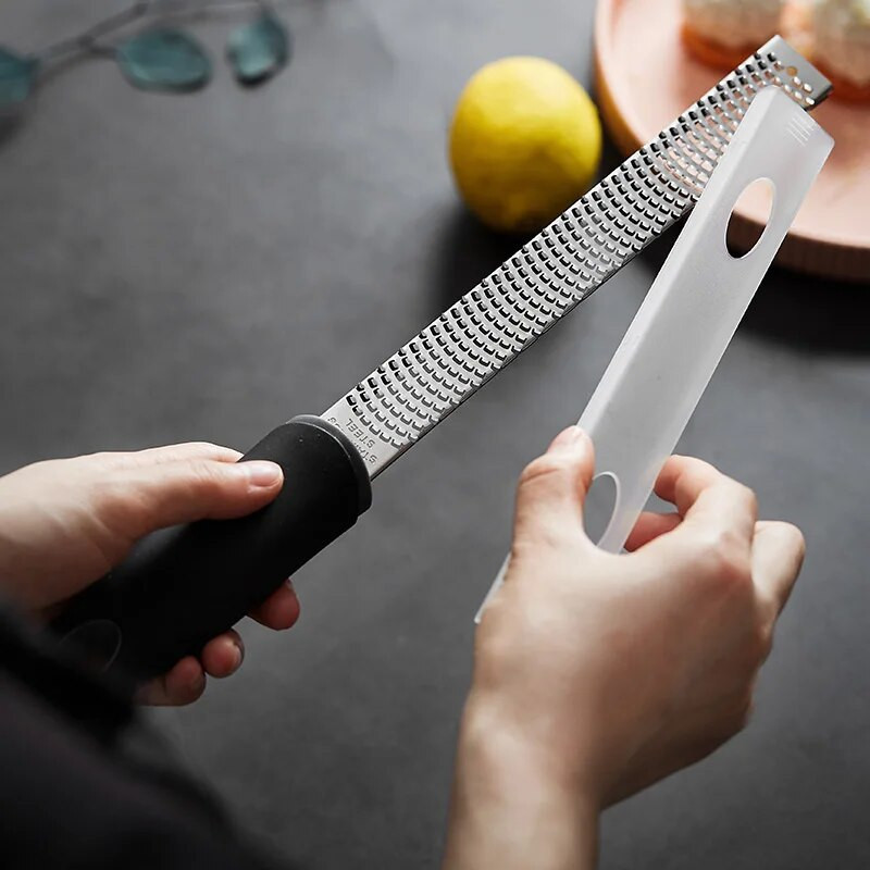 Citromhéj és sajtreszelő - gyömbér, fokhagyma, szerecsendió, csokoládé, borotvaéles rozsdamentes acél penge + védőburkolat - mosogatógépben mosható