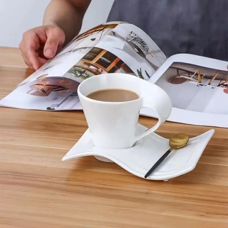 Бяла порцеланова чаша за кафе Творчески вълнообразни чаши за следобеден чай Чаши за мляко Керамична чаша за еспресо Декорация на дома Нова