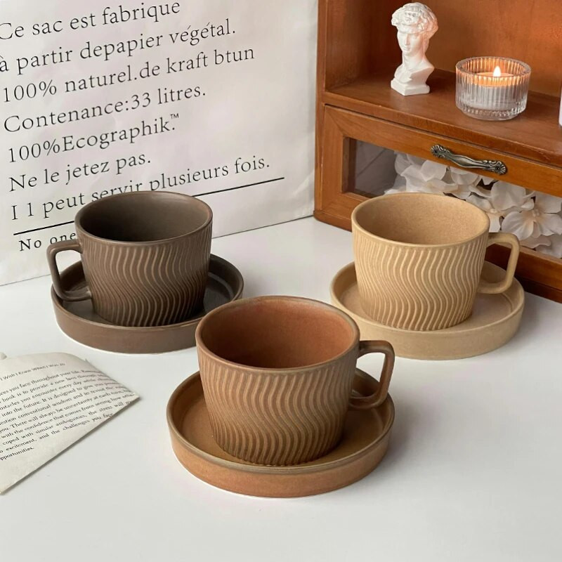 Radoša kafijas keramikas krūze piens kafijas brokastu krūze S formas viļņotas līnijas keramikas krūze restorāns mājas instrumenti