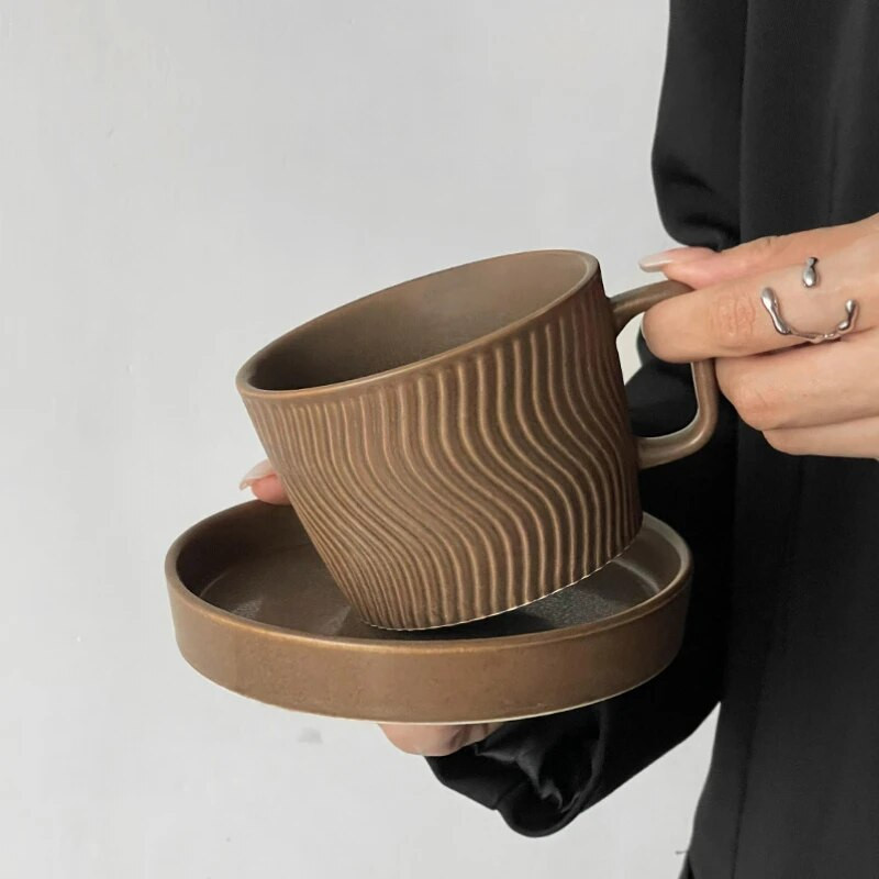 Radoša kafijas keramikas krūze piens kafijas brokastu krūze S formas viļņotas līnijas keramikas krūze restorāns mājas instrumenti