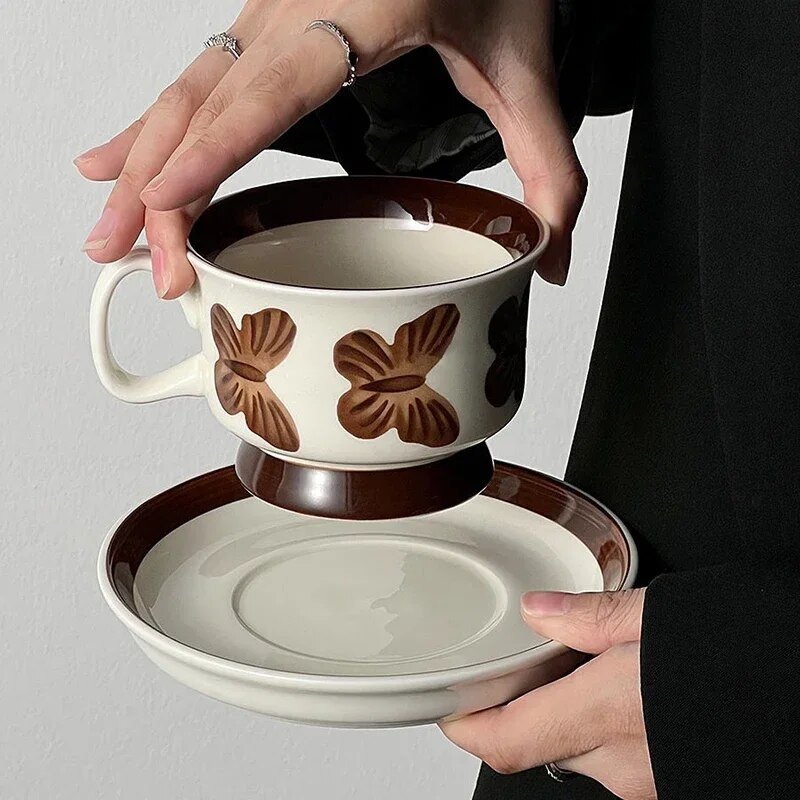 Vintage Ziemeļvalstu pēcpusdienas tējas kafijas tase un apakštasīšu komplekts Fashion Ins Butterfly keramikas krūze franču kūkas deserta šķīvja draugiem dāvana