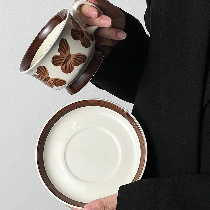 Vintage Ziemeļvalstu pēcpusdienas tējas kafijas tase un apakštasīšu komplekts Fashion Ins Butterfly keramikas krūze franču kūkas deserta šķīvja draugiem dāvana