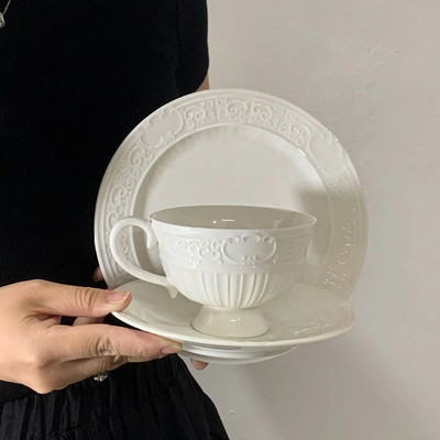 Európai stílusú relief kerámia magas lábú csészék és tányérok kávéscsészék és tányérok otthoni éttermek délutáni teás csészék és tányérok
