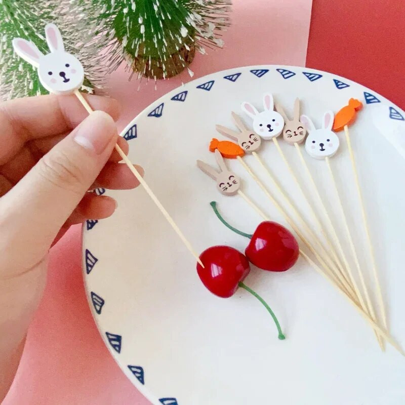 100 vnt. Velykų vaisių šakutė vienkartinė bambuko iešmeliai Triušio morkų maisto rinktukai Vaisių šakutė sumuštinis švediško stalo lazdelė Linksmų Velykų dekoras