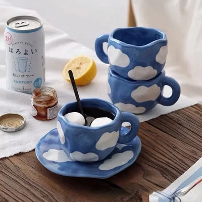 Cana de cafea pictata manual cer albastru, nori albi, cu farfurie, set de ceai din ceramica lucrata manual, cadou minunat, cana de cafea cu flori neregulate