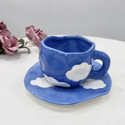 Ručno oslikana plavo nebo, bijeli oblaci, šalica za kavu s tanjurićem, keramička ručno izrađena šalica za čaj, lijep poklon, šalica za kavu s nepravilnim cvijetom