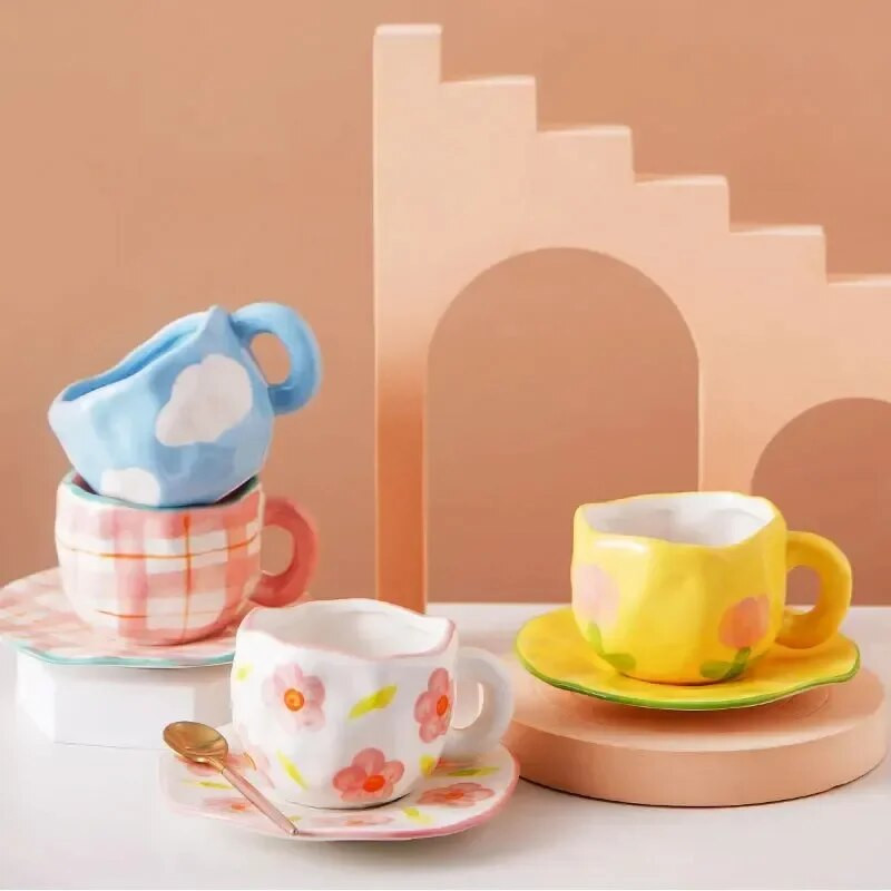 Ručno oslikana plavo nebo, bijeli oblaci, šalica za kavu s tanjurićem, keramička ručno izrađena šalica za čaj, lijep poklon, šalica za kavu s nepravilnim cvijetom