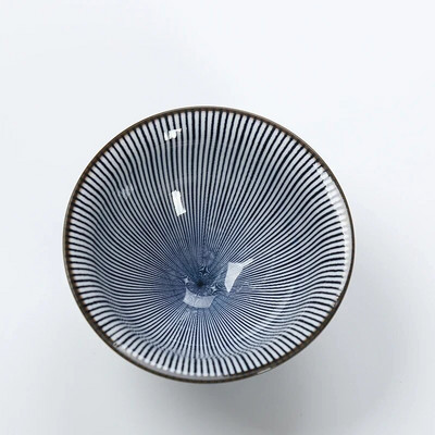 1 БР. Традиционна синя и бяла порцеланова чаша за чай Купа за чай против нагар, ръчно рисувана керамична конусна чаша Чаши за медитация Чаен комплект